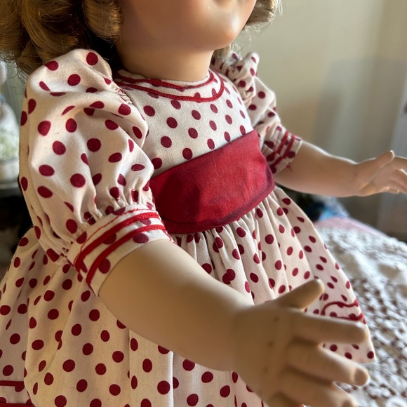 Shirly Temple full body porcelain doll. She is a reproduction doll. - Picture 3 of 7